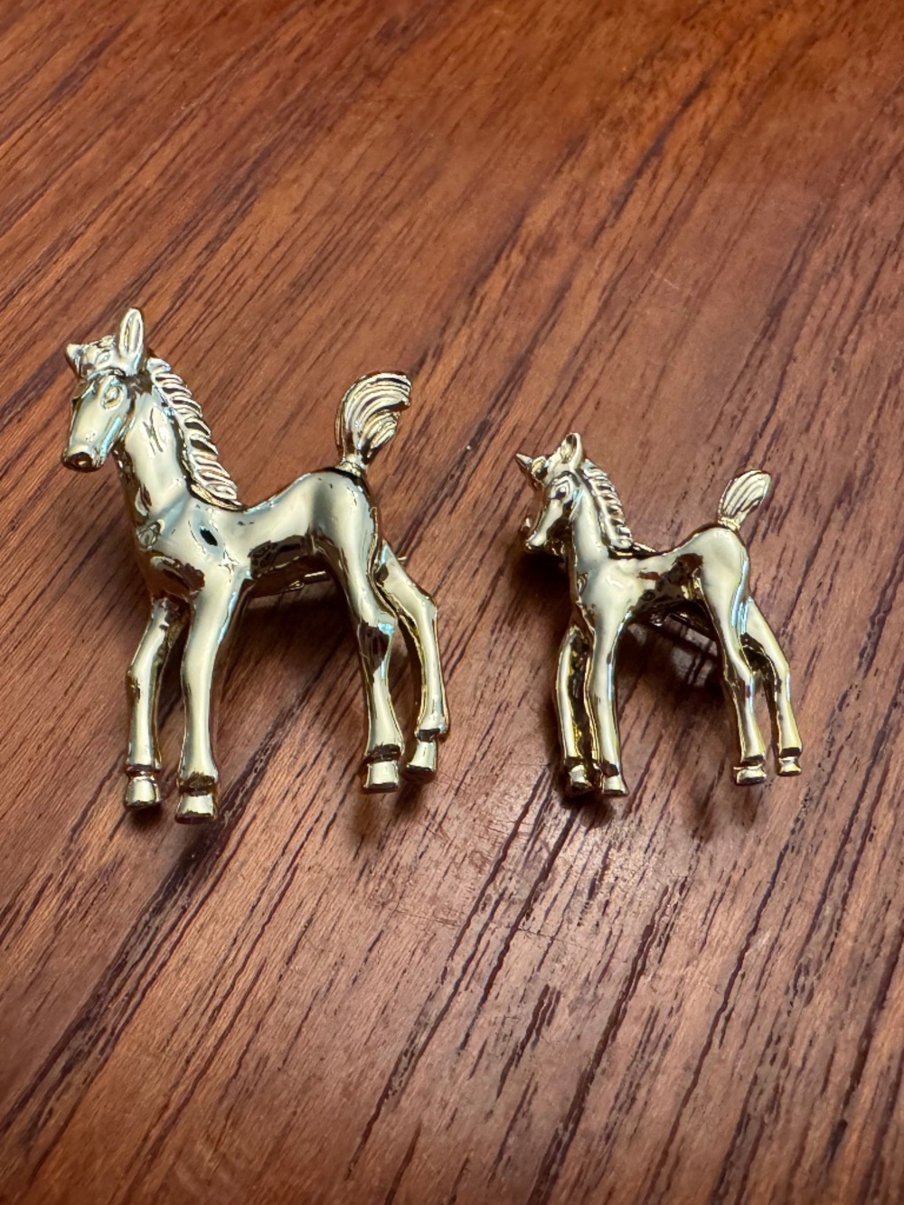 Vintage horse pins, like new